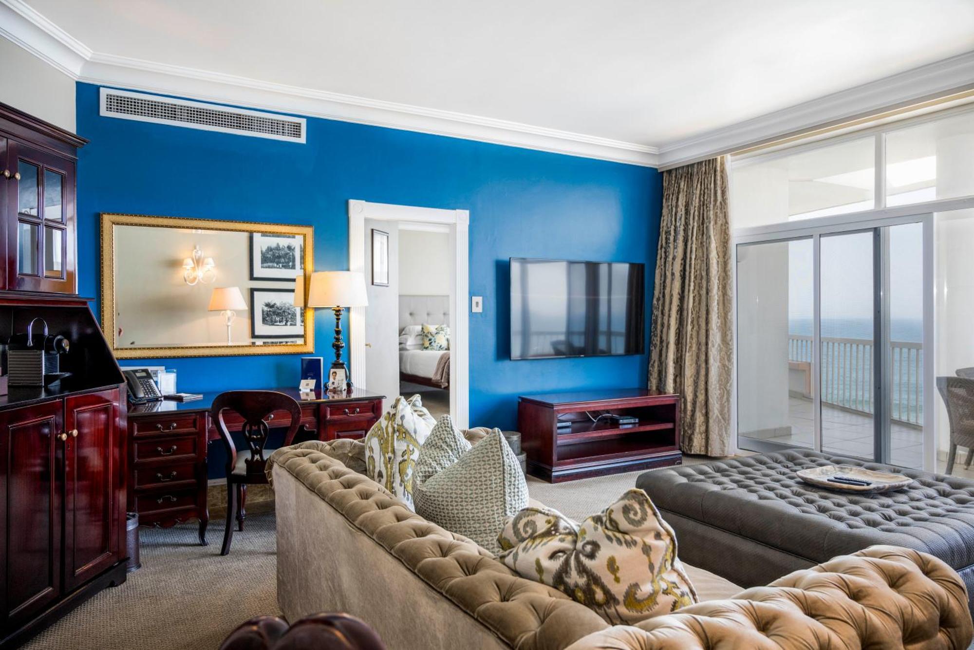 Beverly Hills Durban Ngoại thất bức ảnh A living room in a suite at Trump Ocean Club International Hotel and Tower
