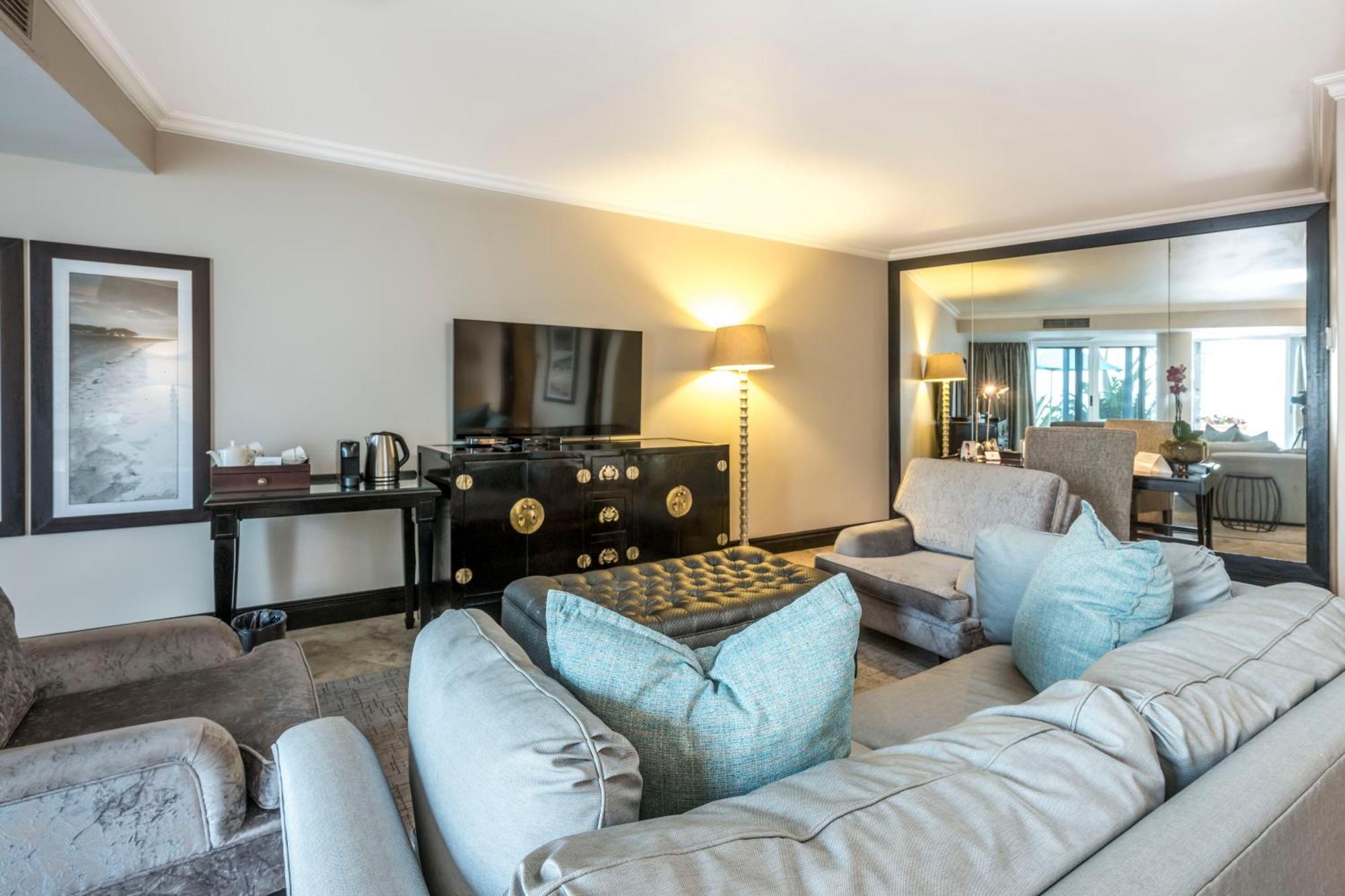 Beverly Hills Durban Ngoại thất bức ảnh A living room at the Four Seasons Hotel