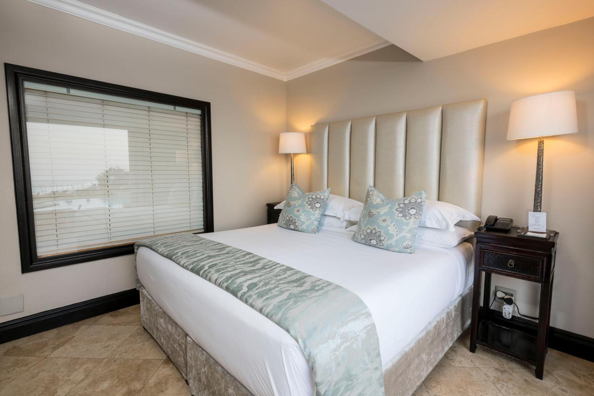 Beverly Hills Durban Ngoại thất bức ảnh A bedroom at the Taj Mahal Palace