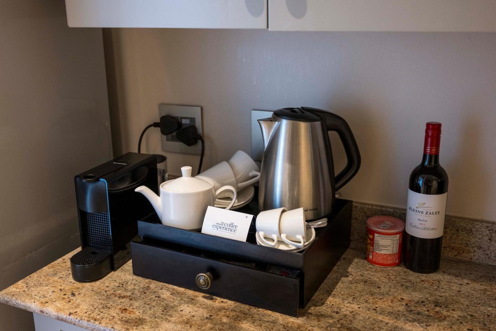 Beverly Hills Durban Ngoại thất bức ảnh A Nespresso machine in a hotel room