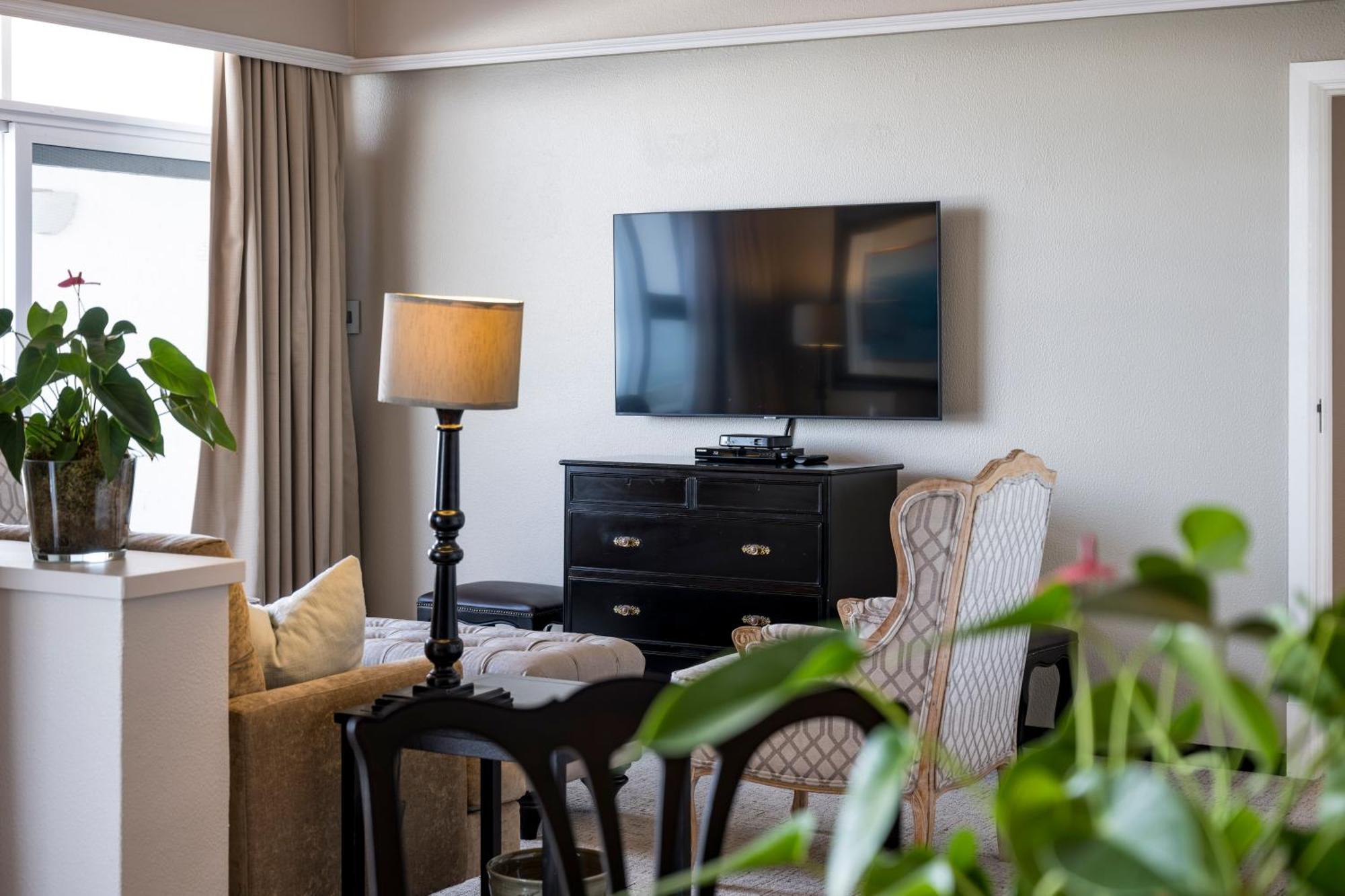 Beverly Hills Durban Ngoại thất bức ảnh A television set in a hotel room