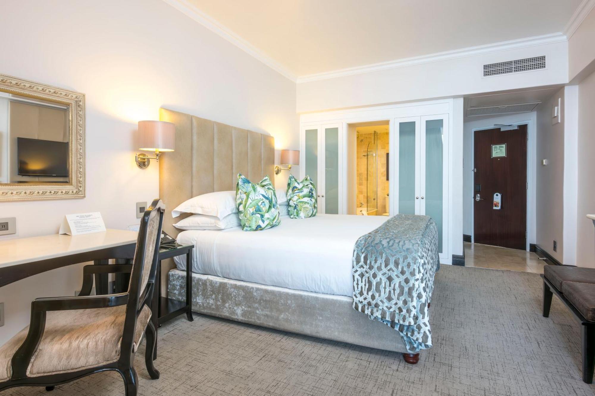 Beverly Hills Durban Ngoại thất bức ảnh A bedroom at the Cape Town Protea Hotel