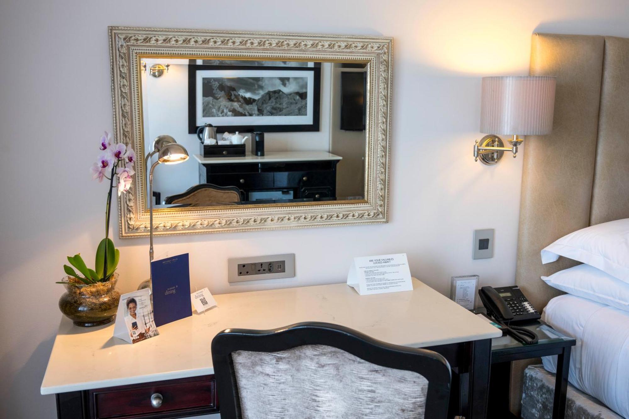 Beverly Hills Durban Ngoại thất bức ảnh A dressing table